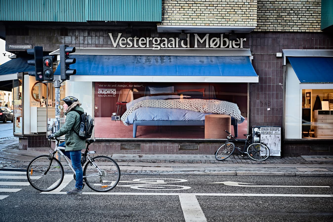 Vinduesdekoration for Auping hos Vestergård Møbler