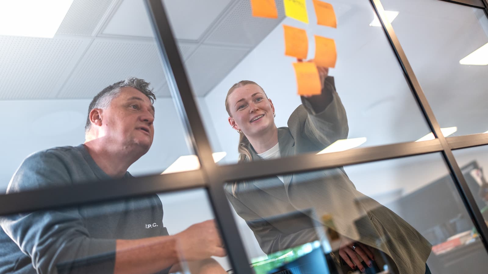 Medarbejdere hos Bording Danmark arbejder med post-its i workshop